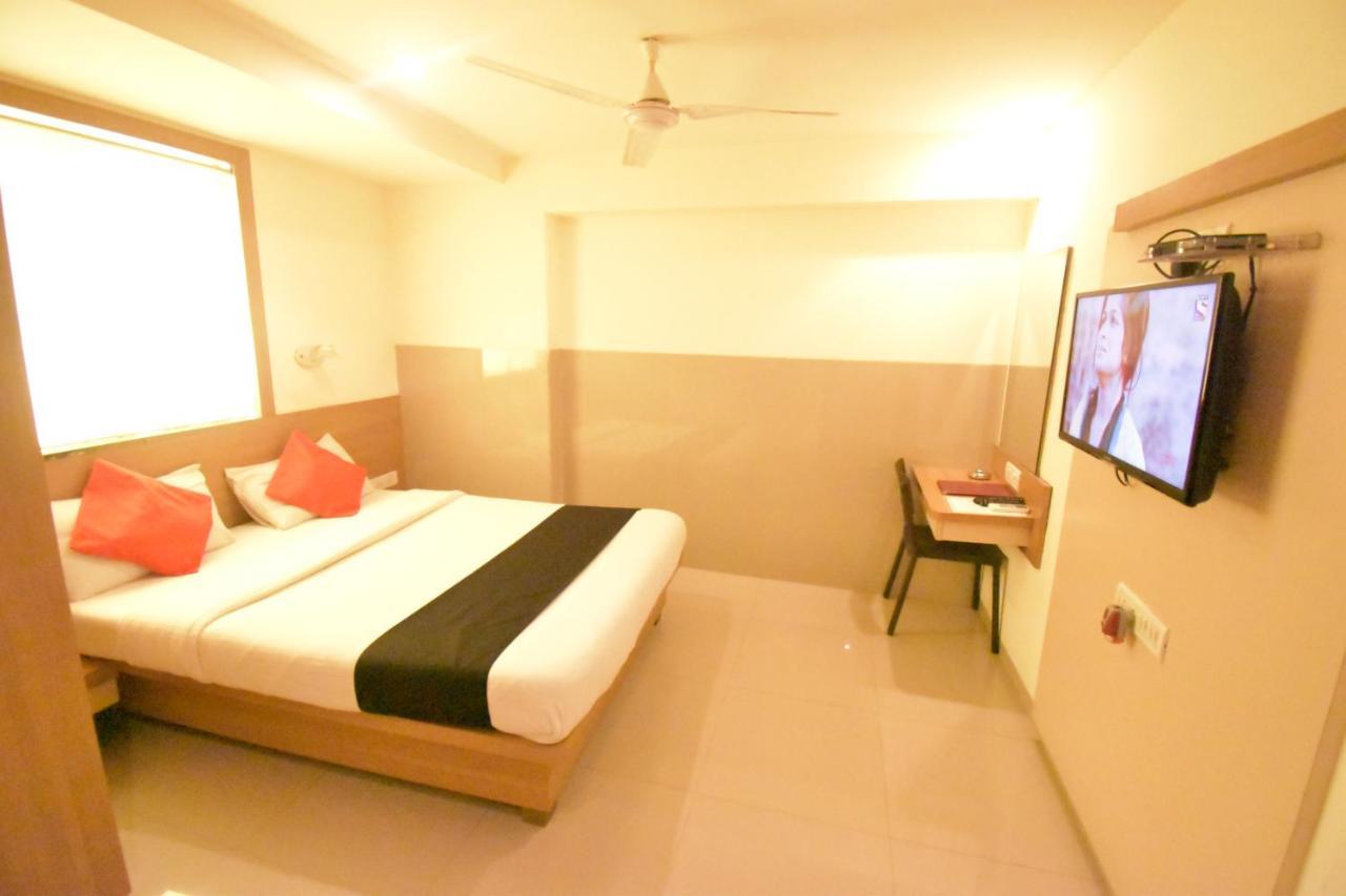 Hotel Everest Lodging Navi Mumbai Zewnętrze zdjęcie